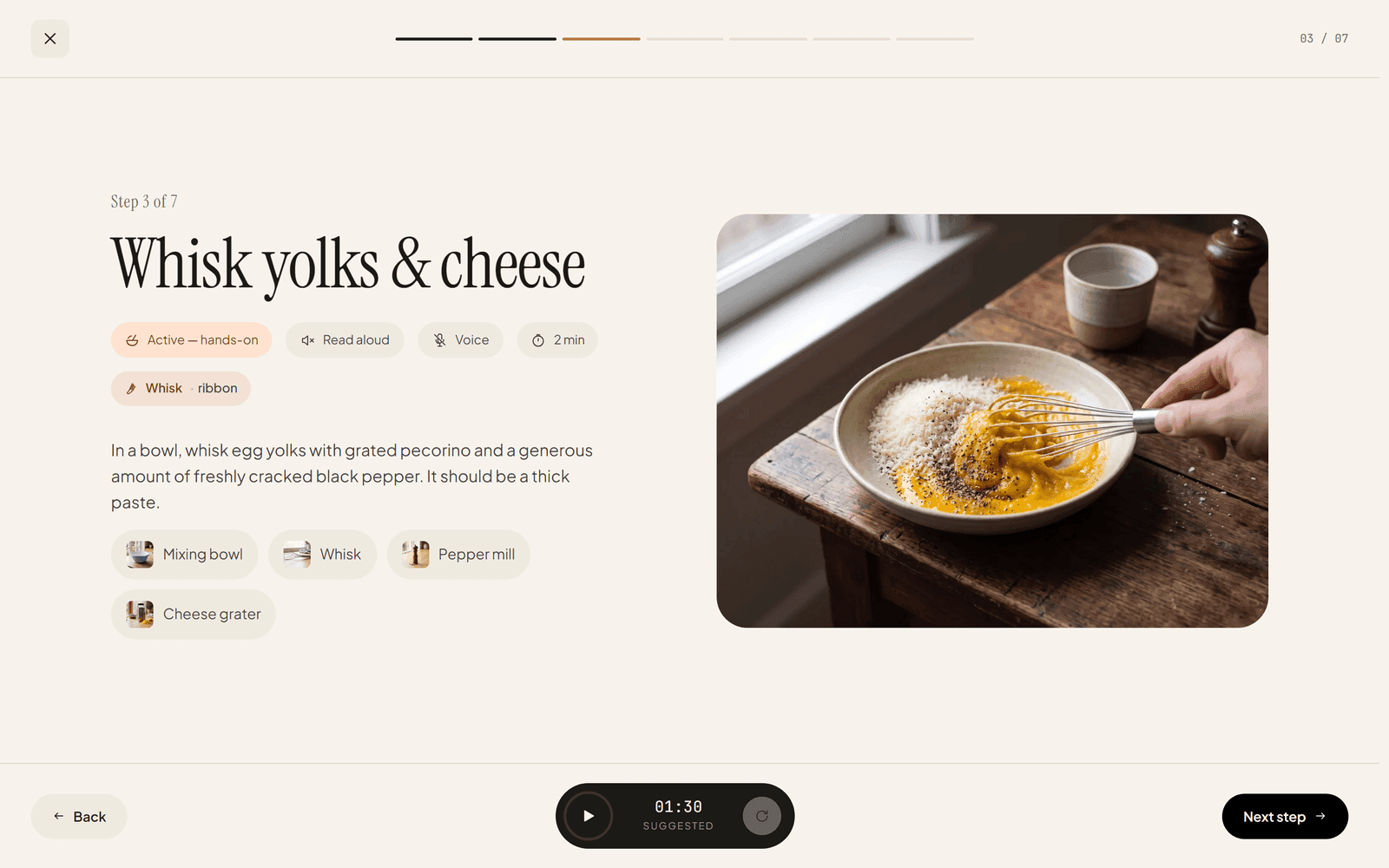 Režim vaření v aplikaci Cookcademy – krok „Whisk yolks & cheese“ s fotkou, nádobím a časovačem