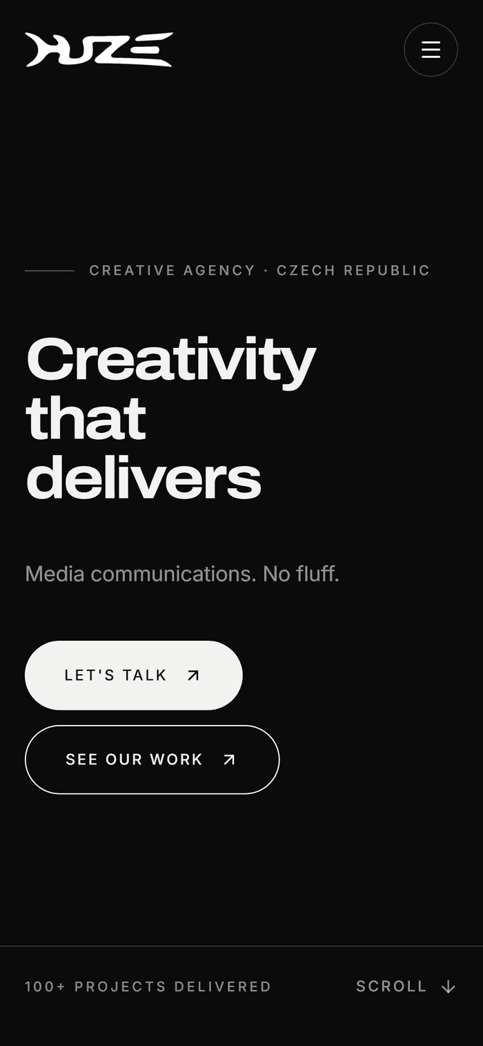 Anglická verze webu HUZE na iPhonu – logo, hamburger, nadpis Creativity that delivers a dvě tlačítka